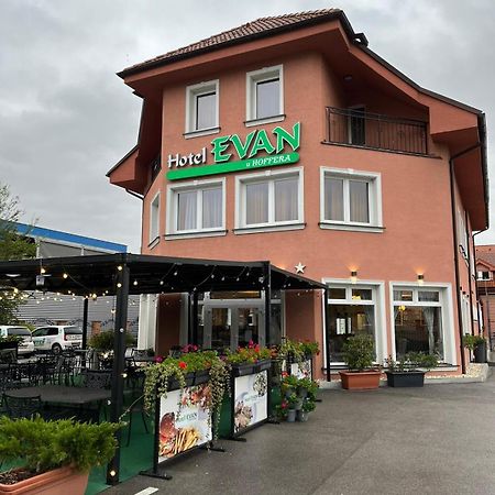 Hotel Evan U Hoffera Topolcany Exterior photo