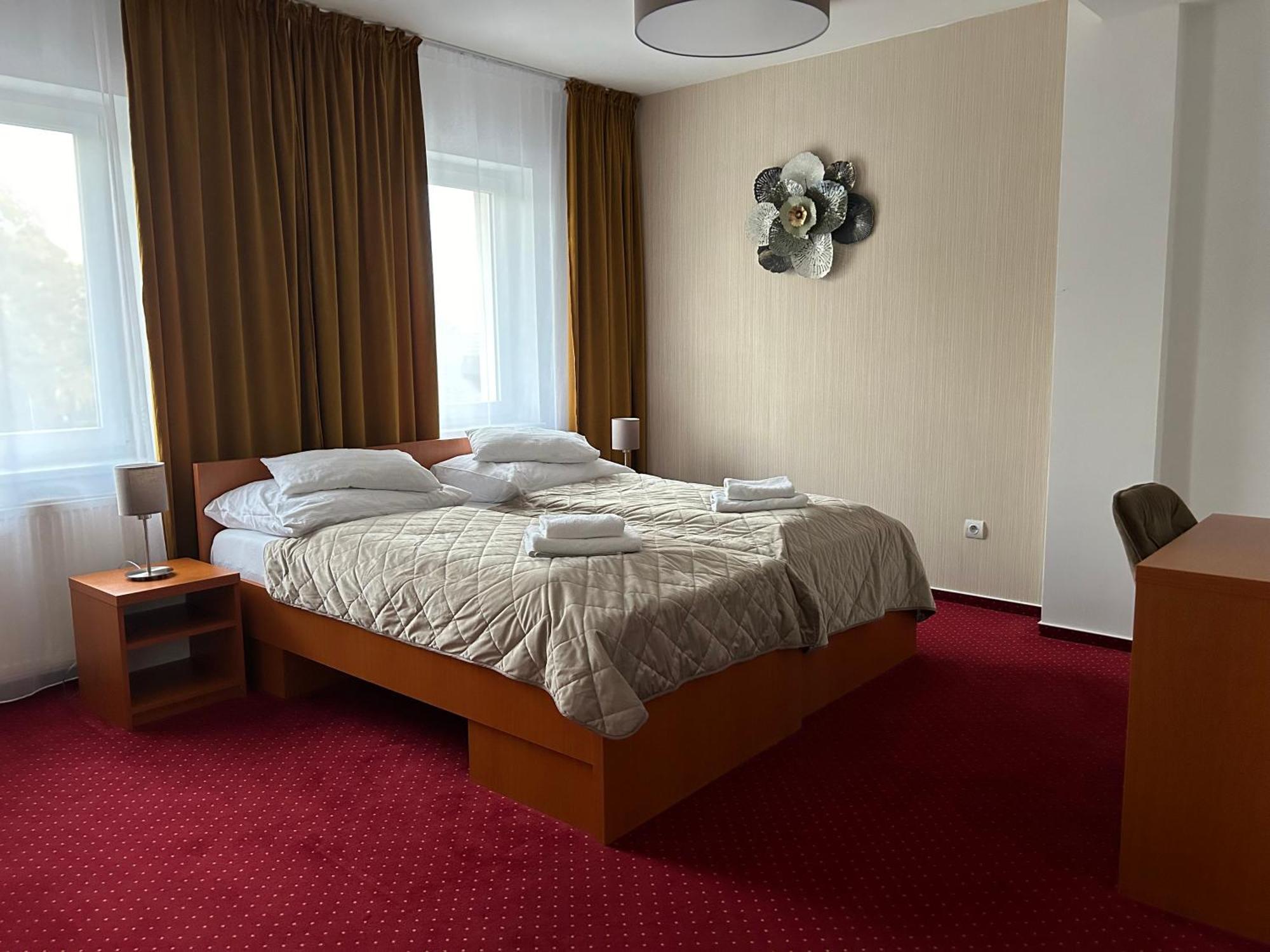 Hotel Evan U Hoffera Topolcany Exterior photo