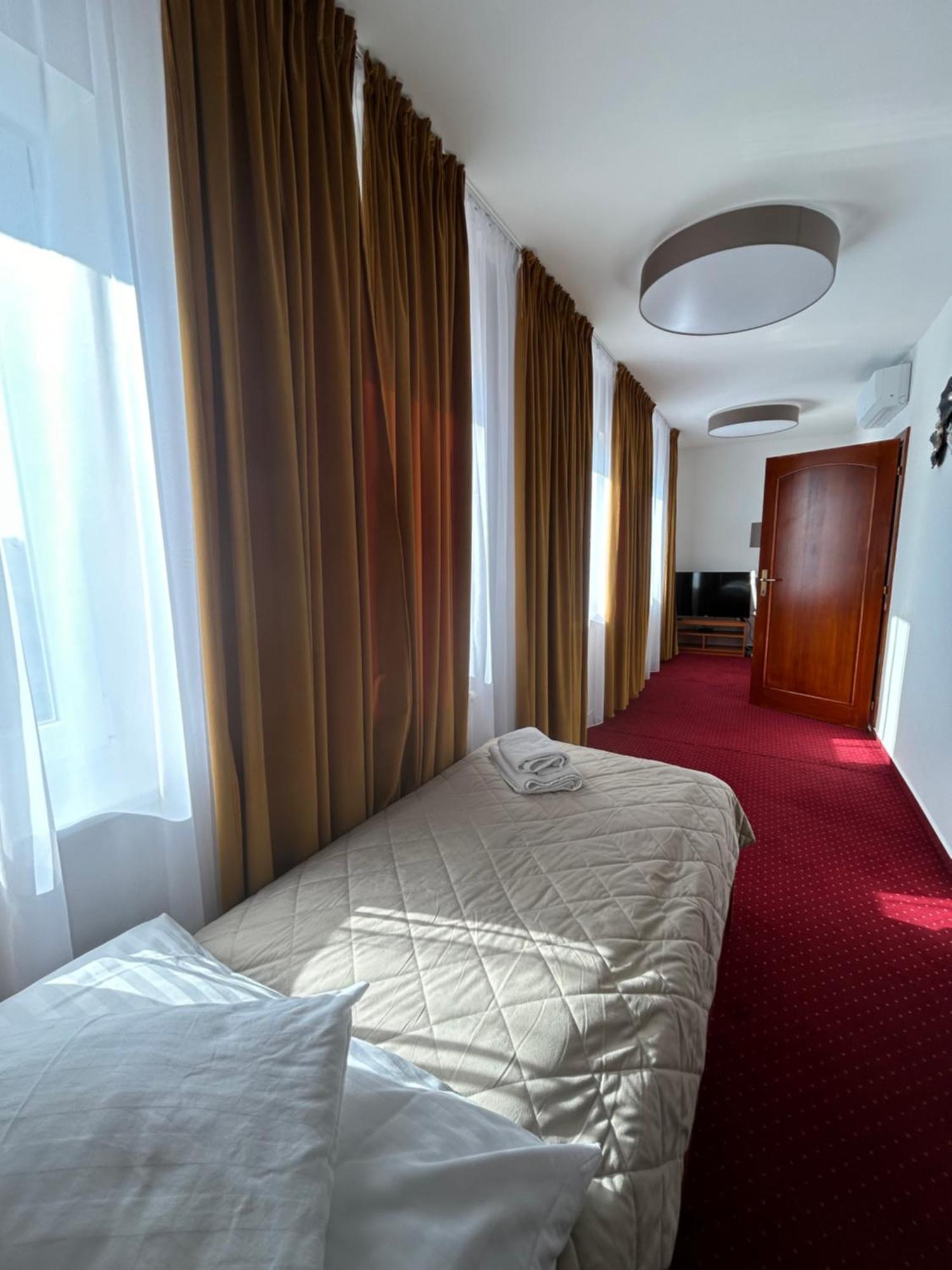 Hotel Evan U Hoffera Topolcany Exterior photo