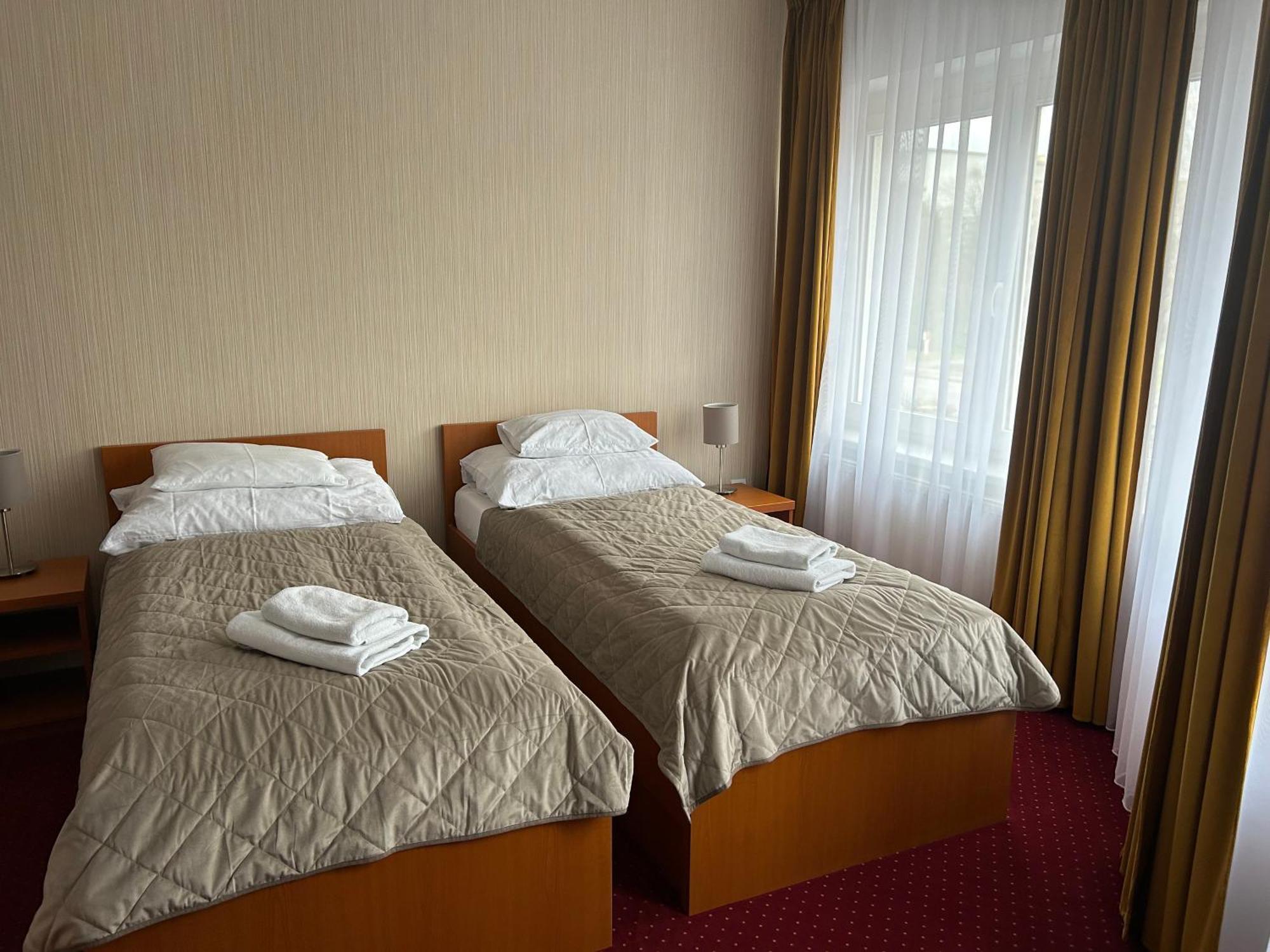 Hotel Evan U Hoffera Topolcany Exterior photo